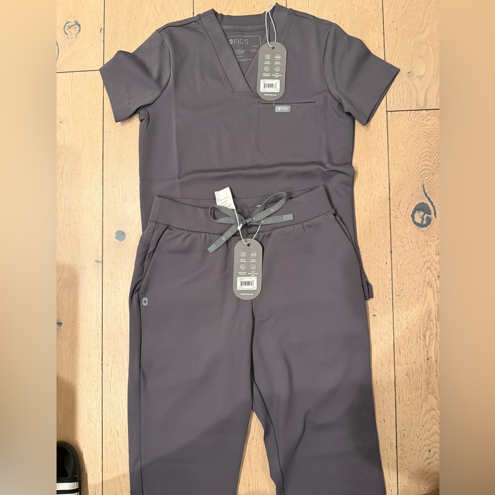 Figs Women's Formx scrub top and bottom